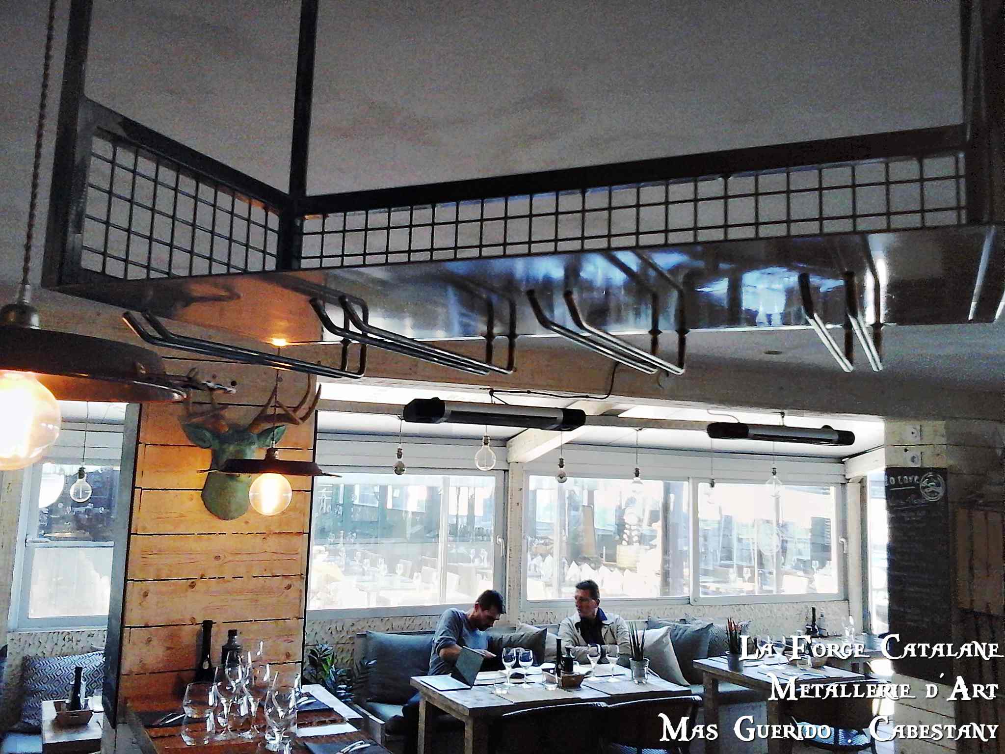 Range bouteille bar la siesta industriel forge catalane 5.jpg